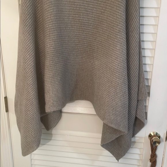 The Row Romie Top Beige Chunky Knit Shrug Poncho Size M/L NWT - Picture 2 of 13